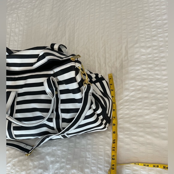 Weekend/gym bag vegan leather no tag but like new - Picture 9 of 12